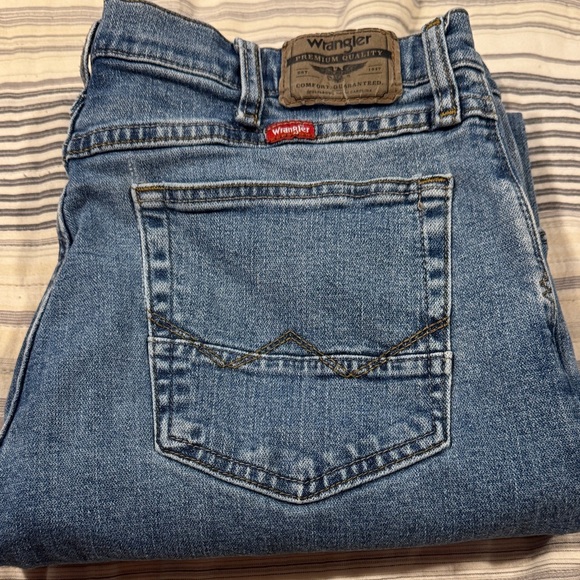 Wrangler Men's Classic Blue Relaxed Jeans - Picture 4 of 5